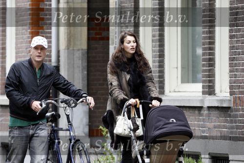 Amsterdam 11 mei 2007
Wessel v Diepen met Irene v d Laar achter de kinderwagen in Amsterdam.