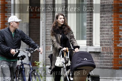 Amsterdam 11 mei 2007
Wessel v Diepen met Irene v d Laar achter de kinderwagen in Amsterdam.