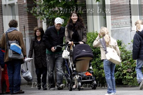 Amsterdam 11 mei 2007
Wessel v Diepen met Irene v d Laar achter de kinderwagen in Amsterdam.