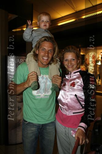 Schiphol 14 mei 2007
Winston Post zijn vrouw Denise en zoontje Jayden komen terug van vakantie.