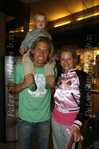 Schiphol 14 mei 2007
Winston Post zijn vrouw Denise en zoontje Jayden komen terug van vakantie.