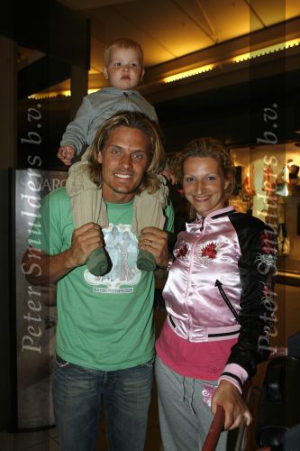Schiphol 14 mei 2007
Winston Post zijn vrouw Denise en zoontje Jayden komen terug van vakantie.