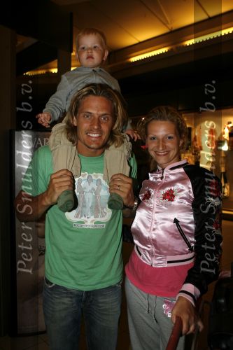 Schiphol 14 mei 2007
Winston Post zijn vrouw Denise en zoontje Jayden komen terug van vakantie.