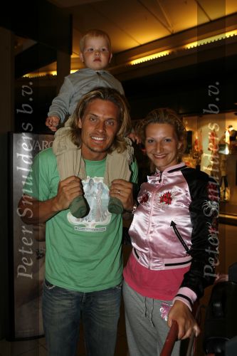Schiphol 14 mei 2007
Winston Post zijn vrouw Denise en zoontje Jayden komen terug van vakantie.