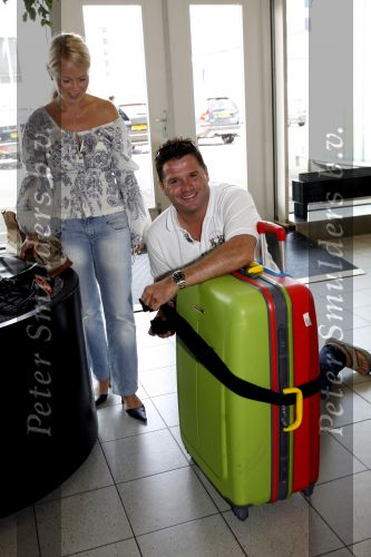 Schiphol 19 juni 2007
Wolter Kroes en zijn vrouw Tessa vertrekken vanaf Schiphol voor hun huwelijksreis naar Aruba.
