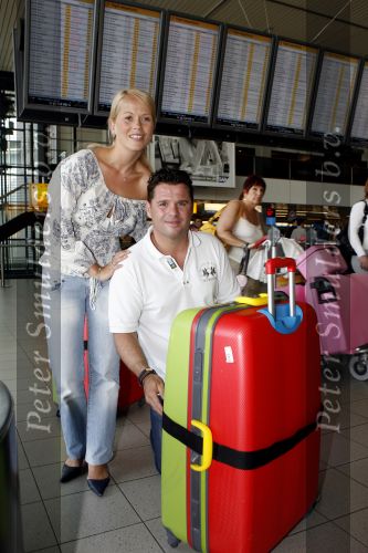 Schiphol 19 juni 2007
Wolter Kroes en zijn vrouw Tessa vertrekken vanaf Schiphol voor hun huwelijksreis naar Aruba.