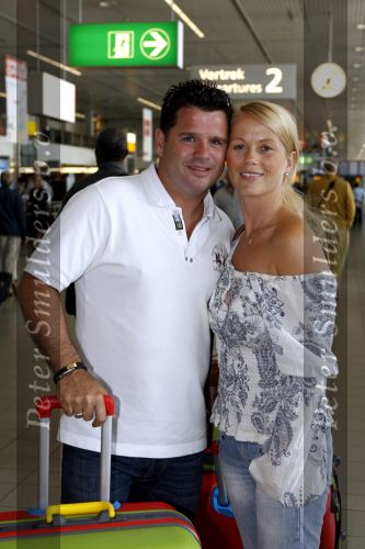 Schiphol 19 juni 2007
Wolter Kroes en zijn vrouw Tessa vertrekken vanaf Schiphol voor hun huwelijksreis naar Aruba.