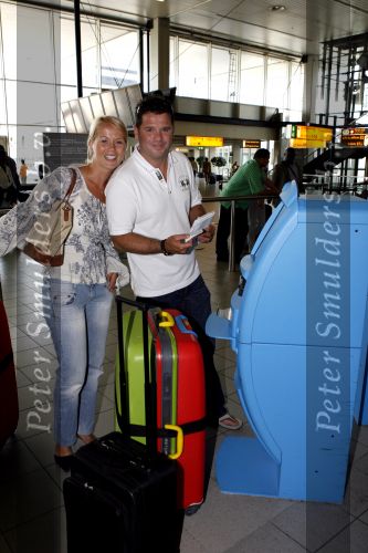 Schiphol 19 juni 2007
Wolter Kroes en zijn vrouw Tessa vertrekken vanaf Schiphol voor hun huwelijksreis naar Aruba.
