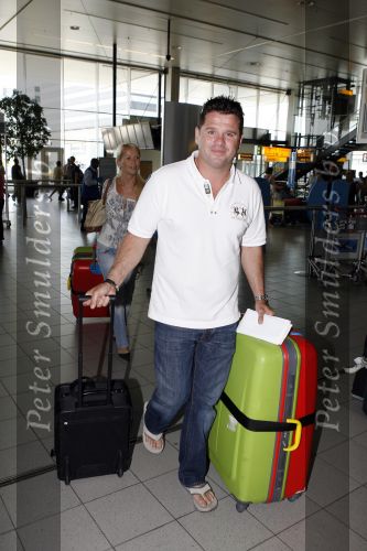 Schiphol 19 juni 2007
Wolter Kroes en zijn vrouw Tessa vertrekken vanaf Schiphol voor hun huwelijksreis naar Aruba.