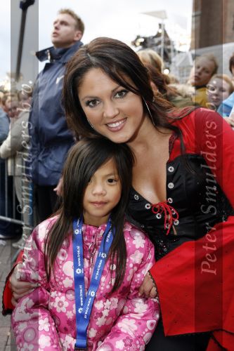 Amersfoort 29 mei 2007
Tros zomerfeest op plein in Amersfoort. Belle Perez met Yara Riethoven