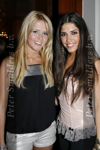 Amsterdam 15 mei 2007
Yolanthe Cabau v Kasbergen en Monique Smit bij de fhm verkiezing babe v h jaar.