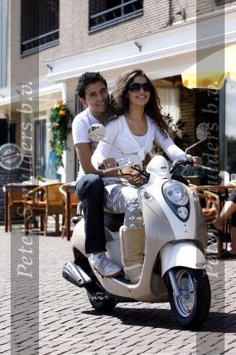 Volendam 20 juni 2007
Jan Smit en Yolanthe Cabau v Kasbergen  op scooter op de dijk