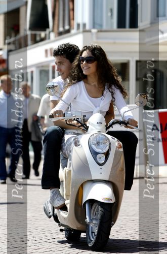 Volendam 20 juni 2007
Jan Smit en Yolanthe Cabau v Kasbergen  op scooter op de dijk