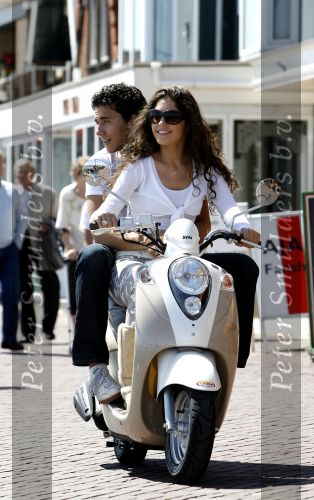Volendam 20 juni 2007
Jan Smit en Yolanthe Cabau v Kasbergen  op scooter op de dijk