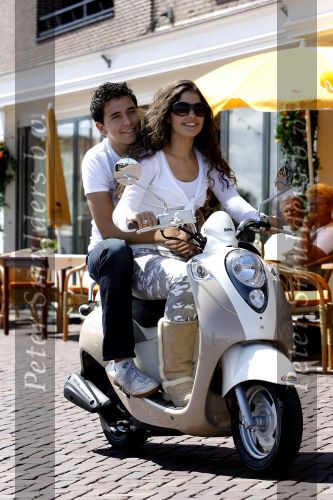 Volendam 20 juni 2007
Jan Smit en Yolanthe Cabau v Kasbergen  op scooter op de dijk