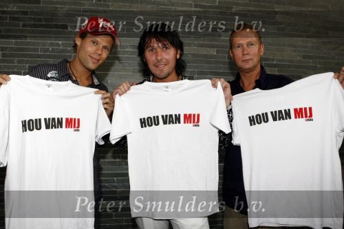 Hilversum 26 september 2008
Presentatie cd 50m jaar nederpop in beeld en geluid. 3 J\'s met t shirt