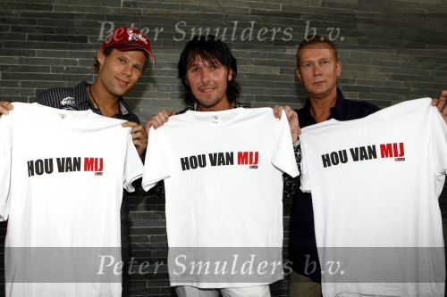 Hilversum 26 september 2008
Presentatie cd 50m jaar nederpop in beeld en geluid. 3 J\'s met t shirt