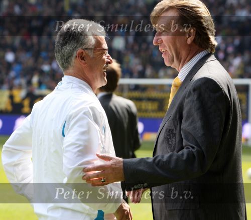 Arnhem, 20 April 2008 Kompetitiewedstrijd Vitesse-PSV, eindstand 0-1 Seizoen 2007/2008
PSV Landskampioen
De trainers Aad de mos en Sef Vergoossen voor aanvang van de wedstrijd