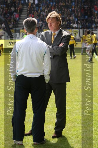 Arnhem, 20 April 2008 Kompetitiewedstrijd Vitesse-PSV, eindstand 0-1 Seizoen 2007/2008
PSV Landskampioen
Trainer Aad de Mos in gesprek met collega Sef Vergoossen