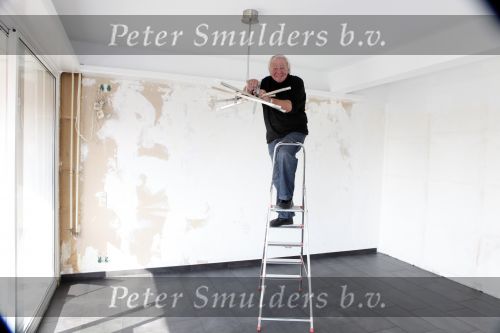 Vlaardingen 2 april 2009
Aad v Toor aan het klussen in zijn nieuwe appartement.
Peter Smulders bv