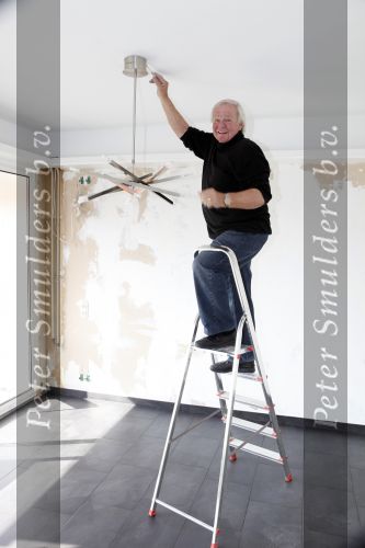Vlaardingen 2 april 2009
Aad v Toor aan het klussen in zijn nieuwe appartement.
Peter Smulders bv