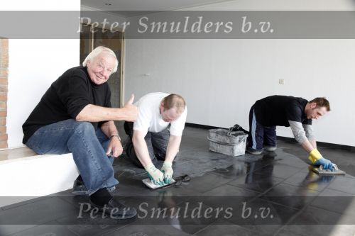 Vlaardingen 2 april 2009
Aad v Toor aan het klussen in zijn nieuwe appartement.
Peter Smulders bv