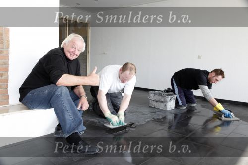 Vlaardingen 2 april 2009
Aad v Toor aan het klussen in zijn nieuwe appartement.
Peter Smulders bv