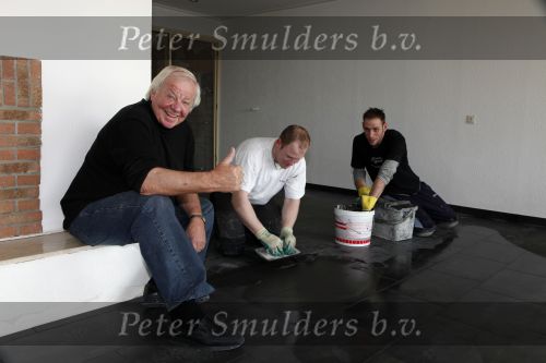 Vlaardingen 2 april 2009
Aad v Toor aan het klussen in zijn nieuwe appartement.
Peter Smulders bv