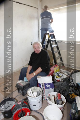 Vlaardingen 2 april 2009
Aad v Toor aan het klussen in zijn nieuwe appartement.
Peter Smulders bv