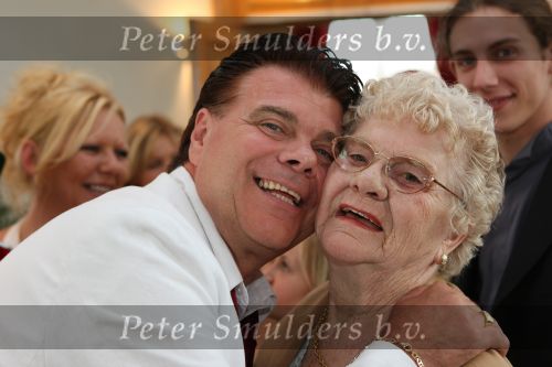 Zandhoven / Lier, 20 Juni 2008
De Eindhovensche zanger Andy de Witt ( Ad v d Hurk ) trouwt voor de 6e maal met zijn Nadia Stevens ( Vigagiste bij de belgische  VTM TV ) samen op de foto met de moeder van Ad 
Foto Peter Smulders BV