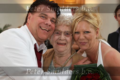 Zandhoven / Lier, 20 Juni 2008
De Eindhovensche zanger Andy de Witt ( Ad v d Hurk ) trouwt voor de 6e maal met zijn Nadia Stevens ( Vigagiste bij de belgische  VTM TV ) samen op de foto met de moeder van Ad 
Foto Peter Smulders BV