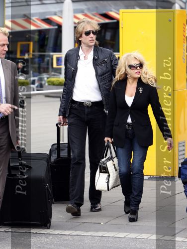 Schiphol 1 mei 2008
Patricia Paay en Adam Curry arriveren vanuit Londen op schiphol voor opnames van Holland s got talent. Ze worden door een chauffeur opgehaald.
Peter Smulders bv