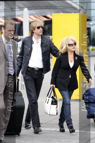 Schiphol 1 mei 2008
Patricia Paay en Adam Curry arriveren vanuit Londen op schiphol voor opnames van Holland s got talent. Ze worden door een chauffeur opgehaald.
Peter Smulders bv