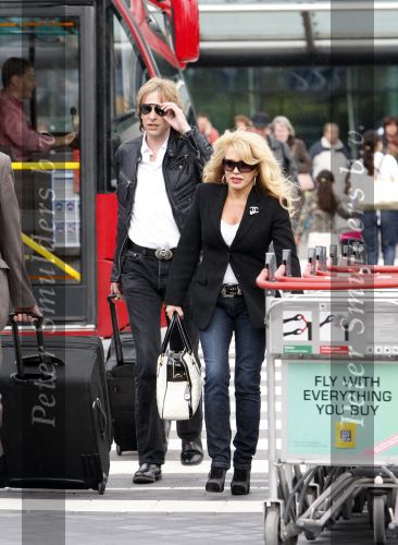 Schiphol 1 mei 2008
Patricia Paay en Adam Curry arriveren vanuit Londen op schiphol voor opnames van Holland s got talent. Ze worden door een chauffeur opgehaald.
Peter Smulders bv
