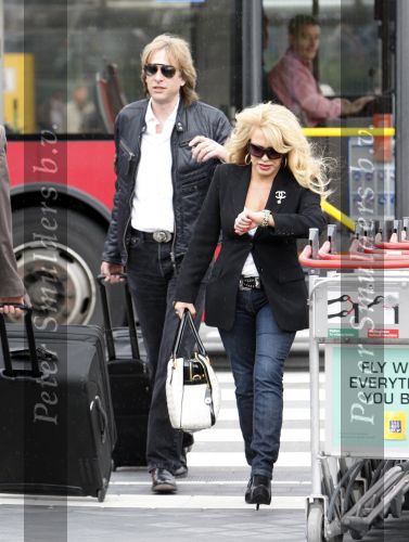 Schiphol 1 mei 2008
Patricia Paay en Adam Curry arriveren vanuit Londen op schiphol voor opnames van Holland s got talent. Ze worden door een chauffeur opgehaald.
Peter Smulders bv