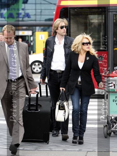 Schiphol 1 mei 2008
Patricia Paay en Adam Curry arriveren vanuit Londen op schiphol voor opnames van Holland s got talent. Ze worden door een chauffeur opgehaald.
Peter Smulders bv