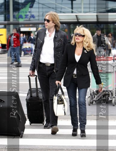 Schiphol 1 mei 2008
Patricia Paay en Adam Curry arriveren vanuit Londen op schiphol voor opnames van Holland s got talent. Ze worden door een chauffeur opgehaald.
Peter Smulders bv