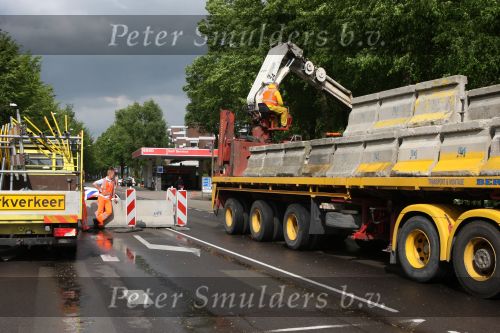 Apeldoorn, 8 Mei 2009
Speciale Herdenkingsdienst voor de slachtoffers van de ramp op Koninginnedag
Veel Politie, overal afzettingen met grote betonblokken.
Afzetting bij de Naald in Apeldoorn
Foto Peter Smulders