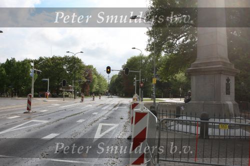 Apeldoorn, 8 Mei 2009
Speciale Herdenkingsdienst voor de slachtoffers van de ramp op Koninginnedag
Veel Politie, overal afzettingen met grote betonblokken.
Afzetting bij de Naald in Apeldoorn
Foto Peter Smulders