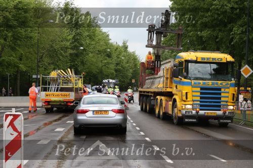 Apeldoorn, 8 Mei 2009
Speciale Herdenkingsdienst voor de slachtoffers van de ramp op Koninginnedag
Veel Politie, overal afzettingen met grote betonblokken.
Afzetting bij de Naald in Apeldoorn
Foto Peter Smulders