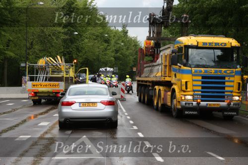 Apeldoorn, 8 Mei 2009
Speciale Herdenkingsdienst voor de slachtoffers van de ramp op Koninginnedag
Veel Politie, overal afzettingen met grote betonblokken.
Afzetting bij de Naald in Apeldoorn
Foto Peter Smulders