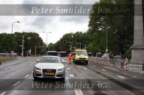 Apeldoorn, 8 Mei 2009
Speciale Herdenkingsdienst voor de slachtoffers van de ramp op Koninginnedag
Veel Politie, overal afzettingen met grote betonblokken.
Afzetting bij de Naald in Apeldoorn
Foto Peter Smulders