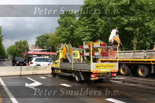 Apeldoorn, 8 Mei 2009
Speciale Herdenkingsdienst voor de slachtoffers van de ramp op Koninginnedag
Veel Politie, overal afzettingen met grote betonblokken.

Foto Peter Smulders