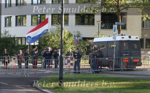 Apeldoorn, 8 Mei 2009
Speciale Herdenkingsdienst voor de slachtoffers van de ramp op Koninginnedag
Veel Politie, overal afzettingen met grote betonblokken.

Foto Peter Smulders