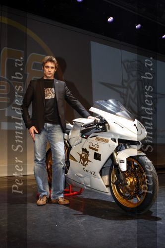 Hilversum 18 mei 2008
Huub Stapel presenteert  presentatie Magusta race team in studio 21. Gijsbert Spilt is teameigenaar en Jan Ypema direkteur van Magusta motors.
Peter Smulders bv