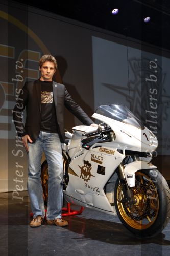 Hilversum 18 mei 2008
Huub Stapel presenteert  presentatie Magusta race team in studio 21. Gijsbert Spilt is teameigenaar en Jan Ypema direkteur van Magusta motors.
Peter Smulders bv