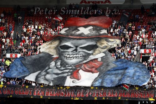 Amsterdam 10 mei 2009
Ajax-fc twente in de arena. De harde kern ajax supporters komt de eerste helft niet kijken en heeft spanddoeken opgehangen om te protesteren tegen het beleid bij ajax.
Peter Smulders bv