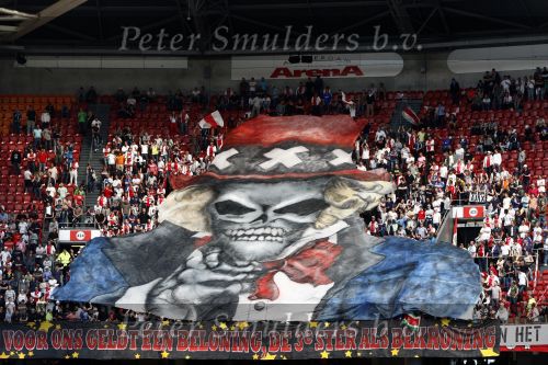 Amsterdam 10 mei 2009
Ajax-fc twente in de arena. De harde kern ajax supporters komt de eerste helft niet kijken en heeft spanddoeken opgehangen om te protesteren tegen het beleid bij ajax.
Peter Smulders bv