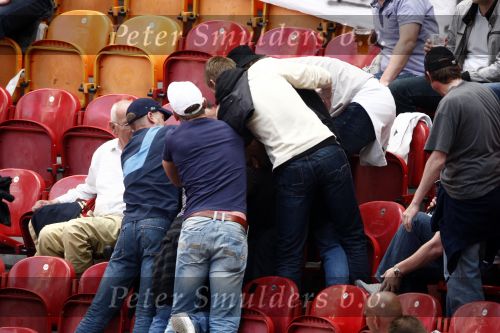 Amsterdam 10 mei 2009
Ajax-fc twente in de arena. De harde kern ajax supporters komt de eerste helft niet kijken en heeft spanddoeken opgehangen om te protesteren tegen het beleid bij ajax. Ajax supporters vechten om een bal
Peter Smulders bv
