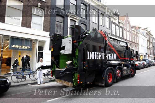 Amsterdam 16 januari 2008
Vuilniswagen van weight watchers rijdt over pc hooftstraat met daarin div afslankboeken waaronder die van Sonja Bakker.